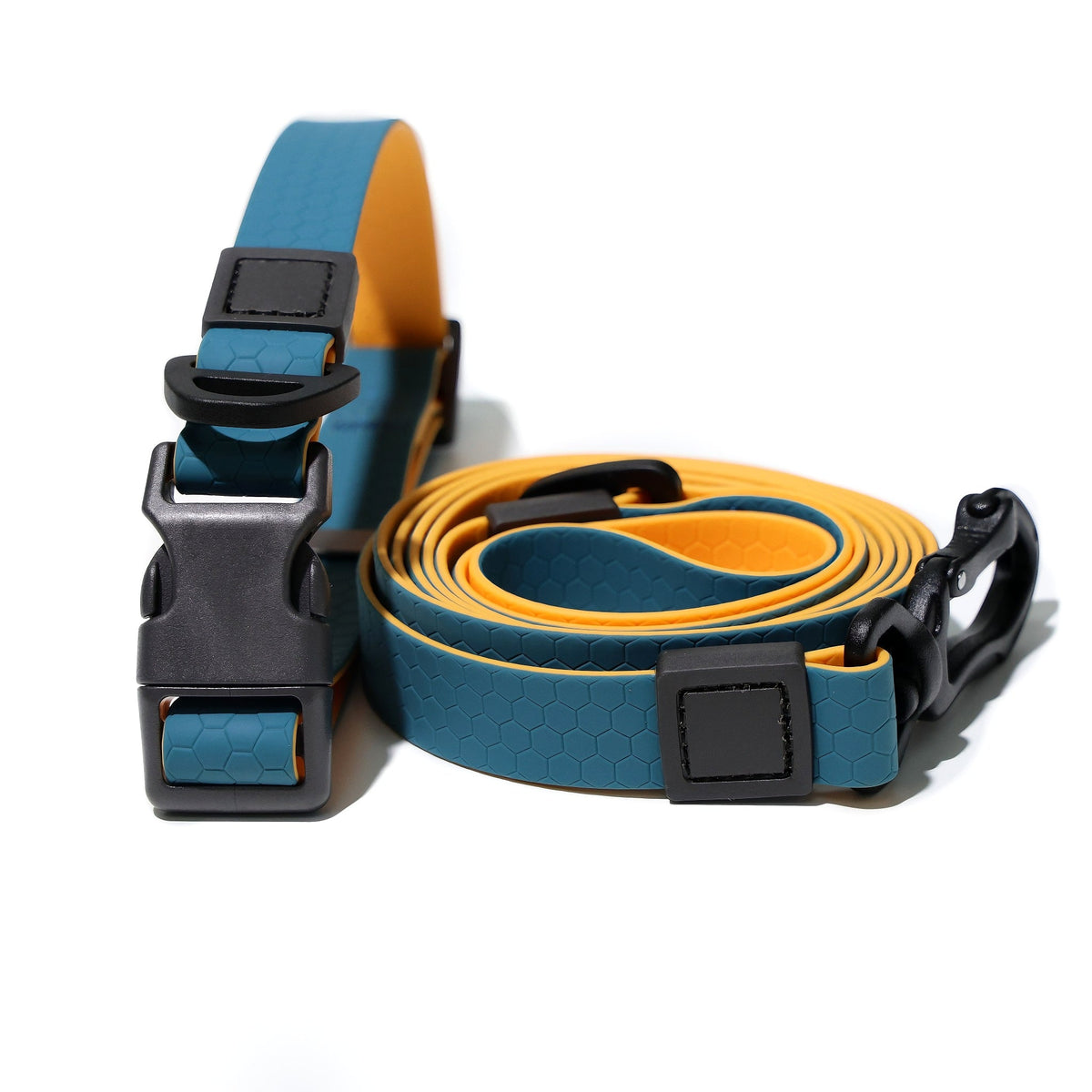 Honeycomb Embossed Dual-Color Pet Leash Set Is Stylish And Fashionable. The Embossed Surface Enhances The Leash's Grip, Preventing Slippage When Held. The Product Is Waterproof, Wear-resistant, Odor-r