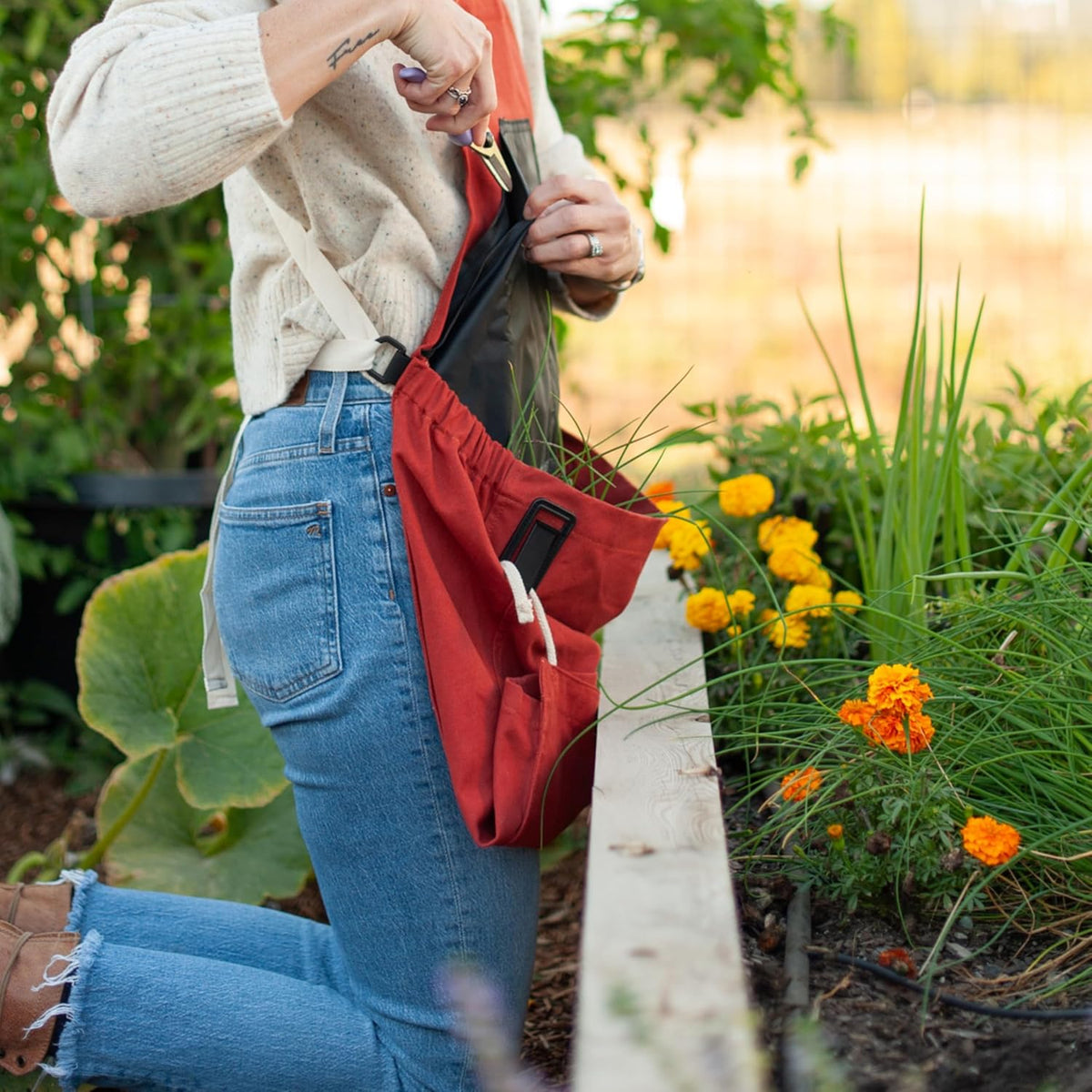 Roo Gardening Apron with Pockets & Harvesting, Picking Pouch - Adjustable, Water-resistant, Washable Canvas Cotton